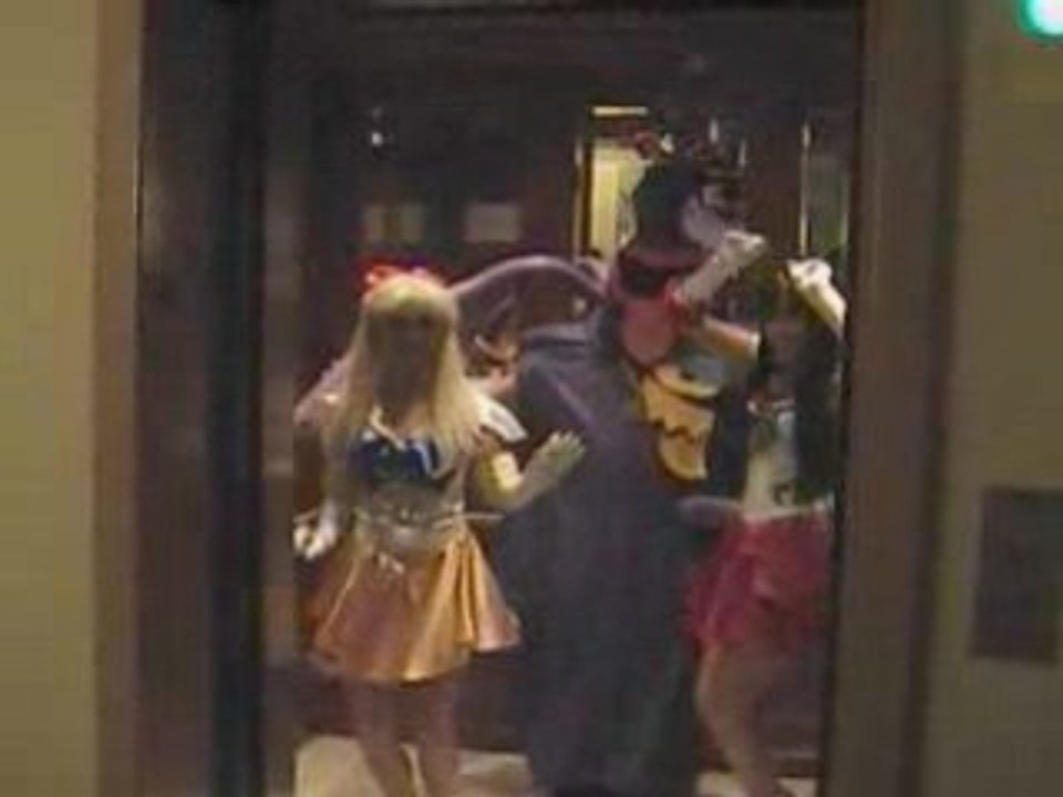 Anime LA 09 - Fun in the Elevator