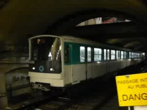 Le MF 67 C2 N°14093 à Porte des Lilas sur la ligne 3bis