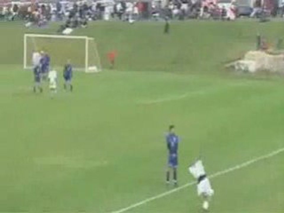 Terrible ko  acrobatique pendant un match de foot!! ptdrrrrr