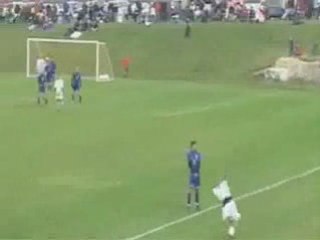 Terrible ko  acrobatique pendant un match de foot!! ptdrrrrr