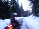 accident et glissade en  quad sur la glace neige