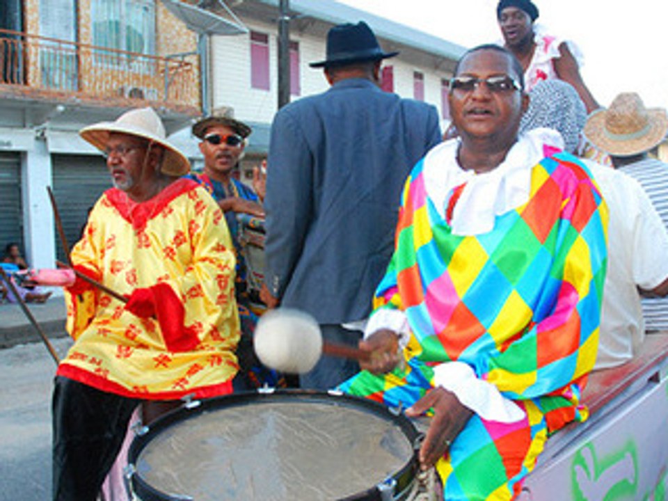 Les sexy girls et le Batokal ont lancé le carnaval 2009