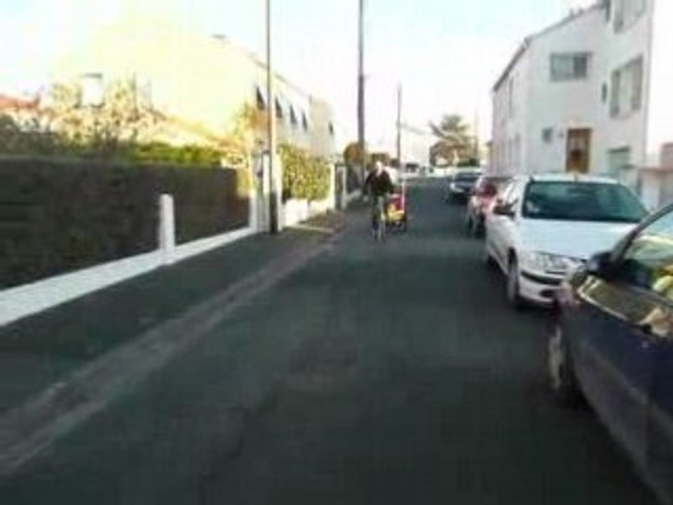 Vélo et remorque dans la rue