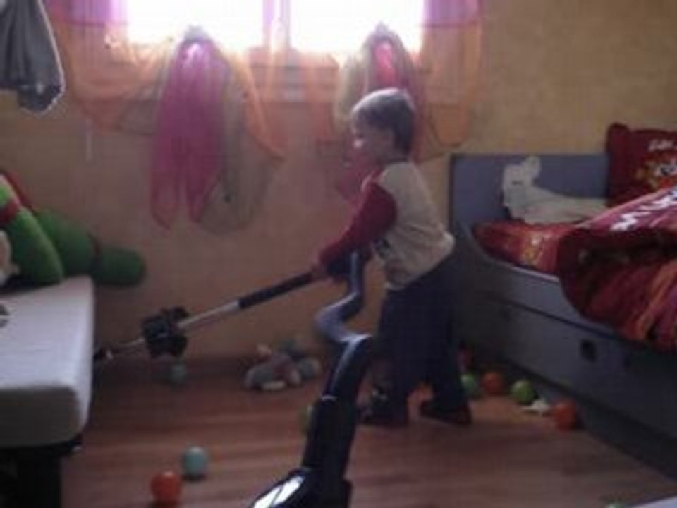 léo passe l'aspi