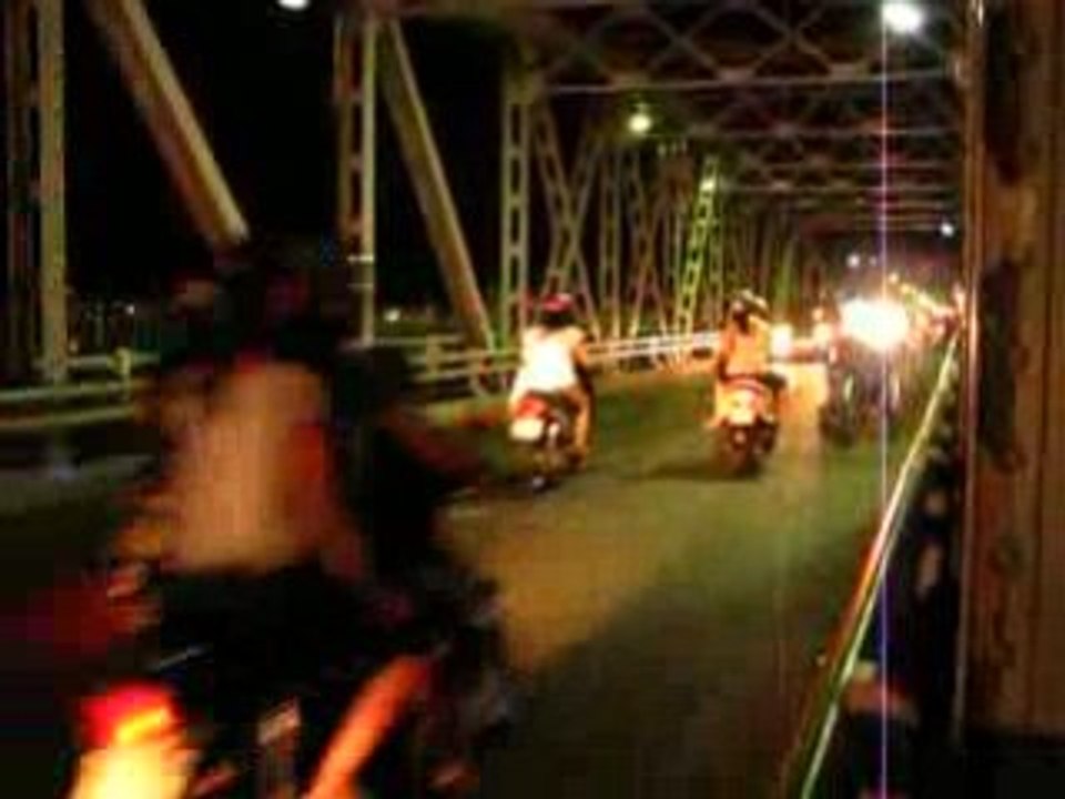 Sur pont Huê