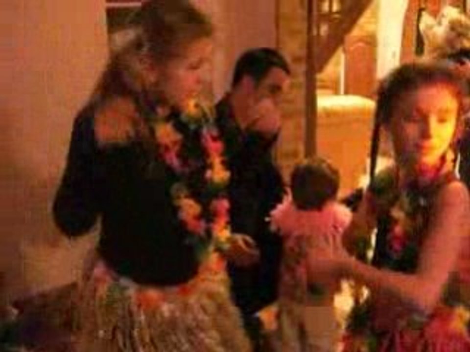 Livia Mandy Julian font une danse tahitienne