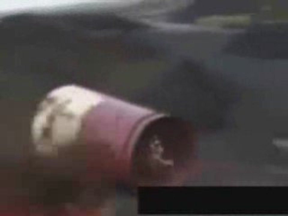 Régis fait un looping en skate board