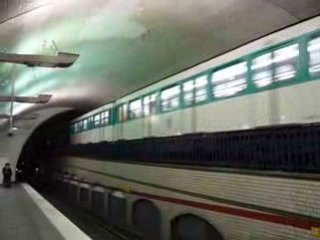 Le MF 67 E N°13322 passant à Mirabeau sur la ligne 10