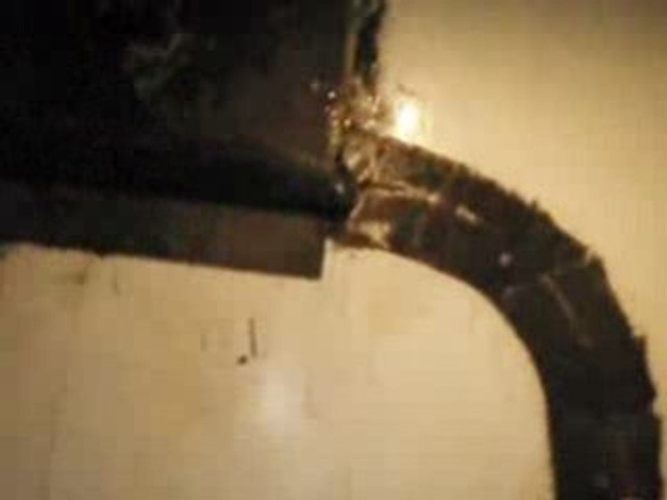 Roland Jourdain présente les réparations sur son bateau