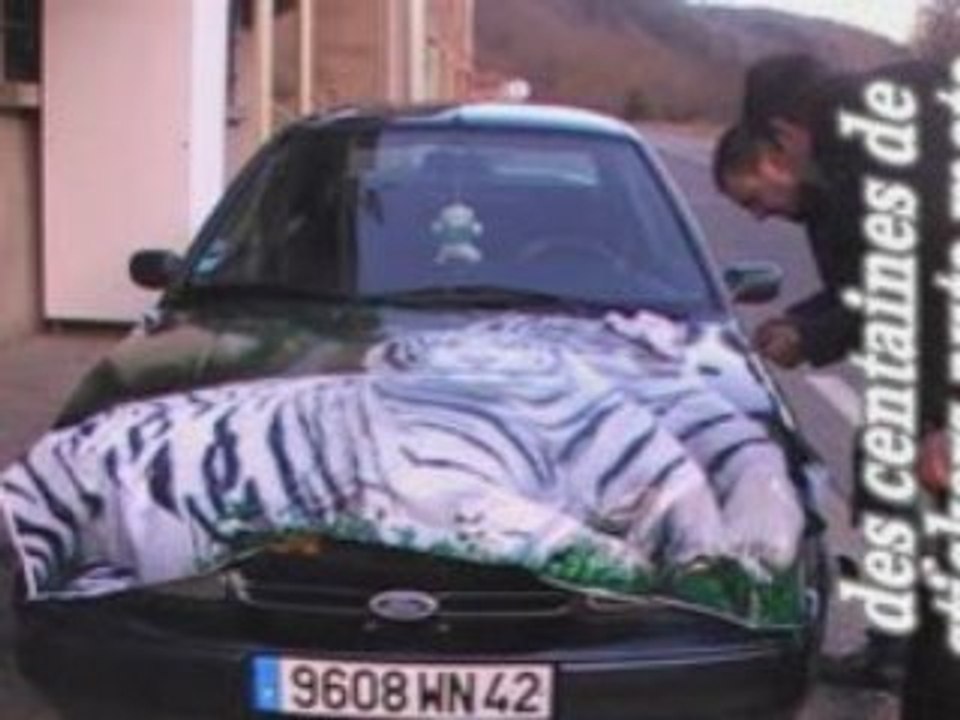 Pose d'un autocollant sur un capot covering