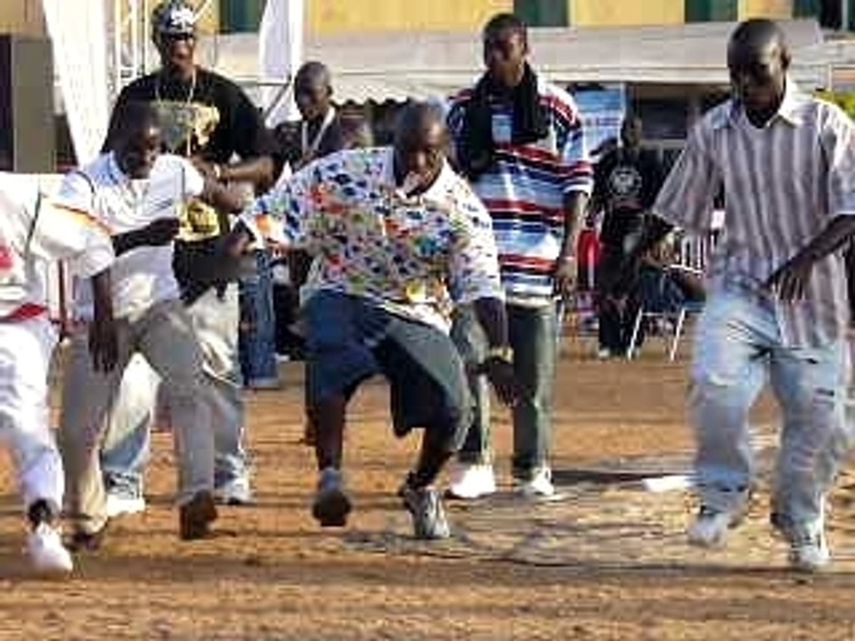 LA DANSE DES LUTTEURS SENEGALAIS... HABILLES