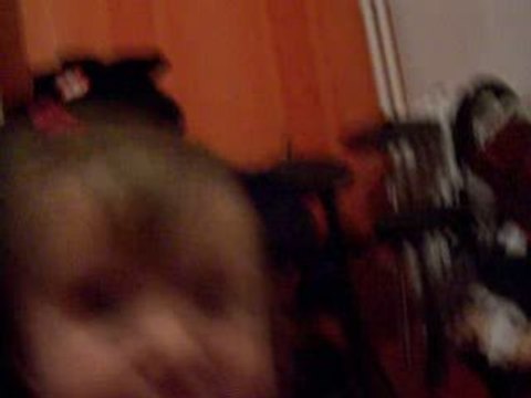 betty joue à cache cache