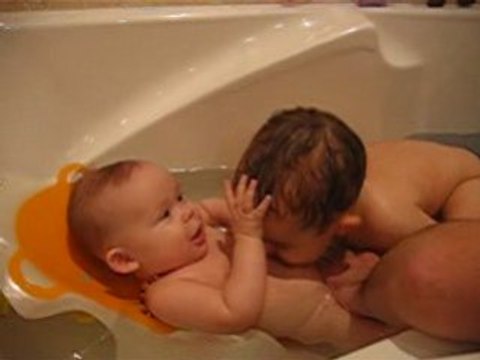 mila et noa dans le bain