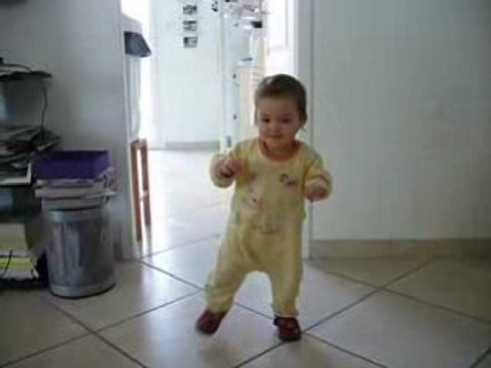 Capucine marche toute seule !!