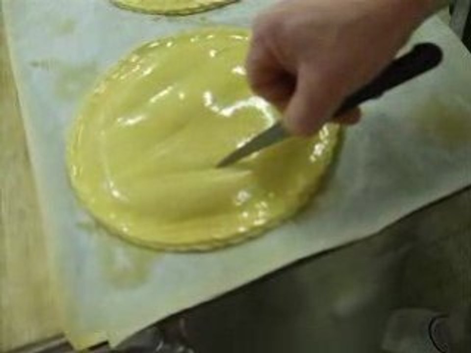 Comment dessiner sur galette des Rois à la frangipane