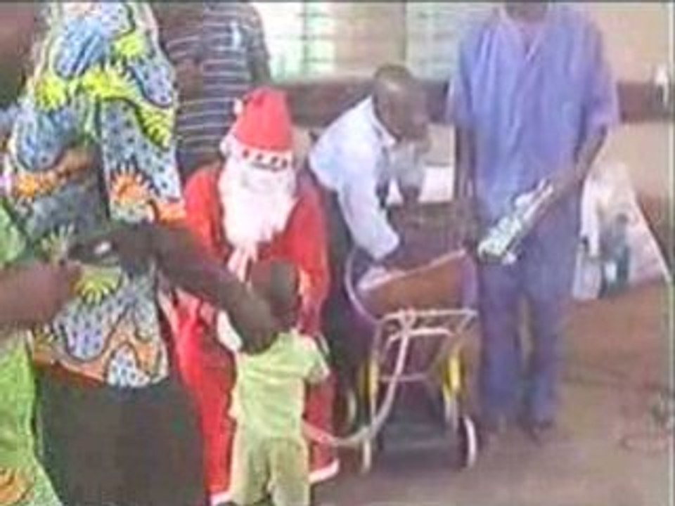 Remise de cadeaux aux enfants