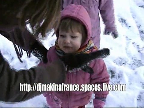 Clara & Léane - Il a neigé dehors !