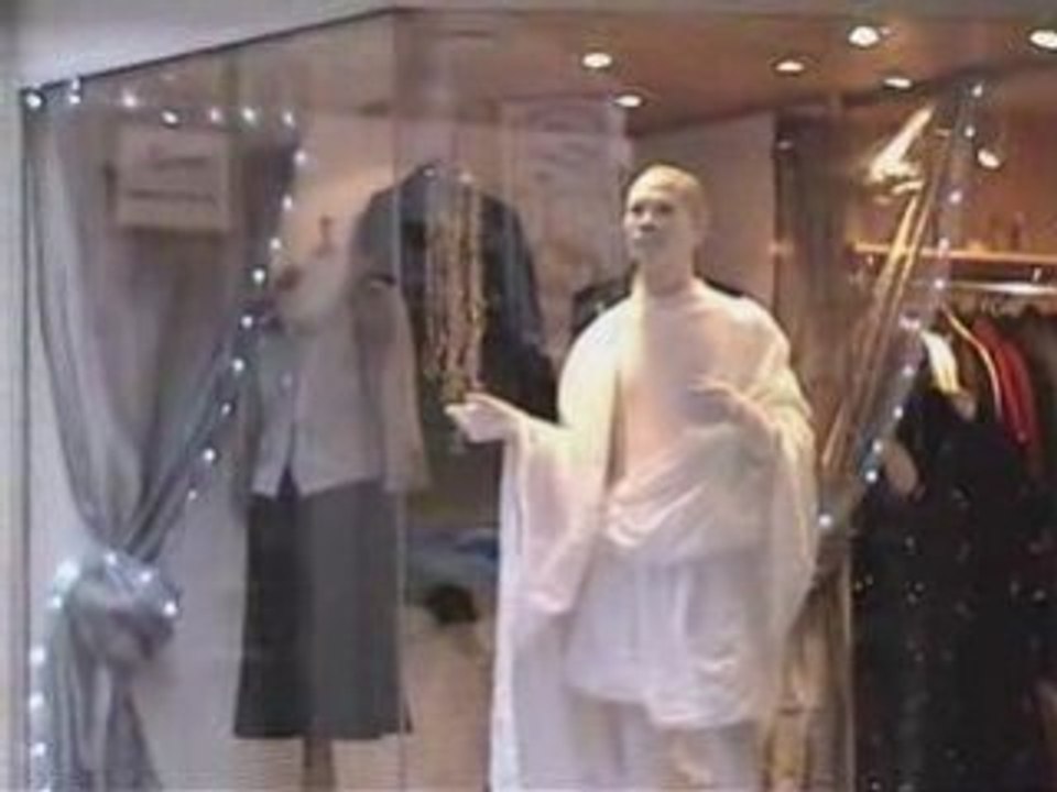 Statue vivante en vitrine