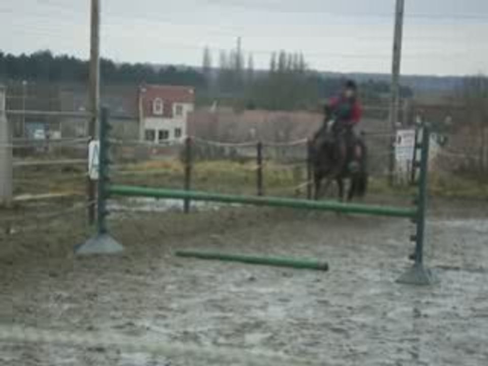 Doriane saute 3crant sur un obstacle