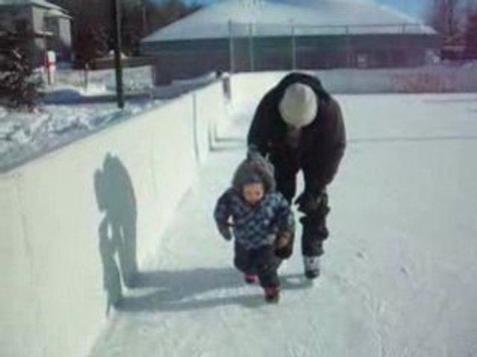 09-01-11 Aïlys fait du patin à glace
