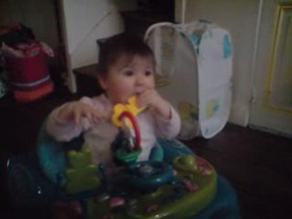 Louise fait de la musique ..... et salut son public !!!