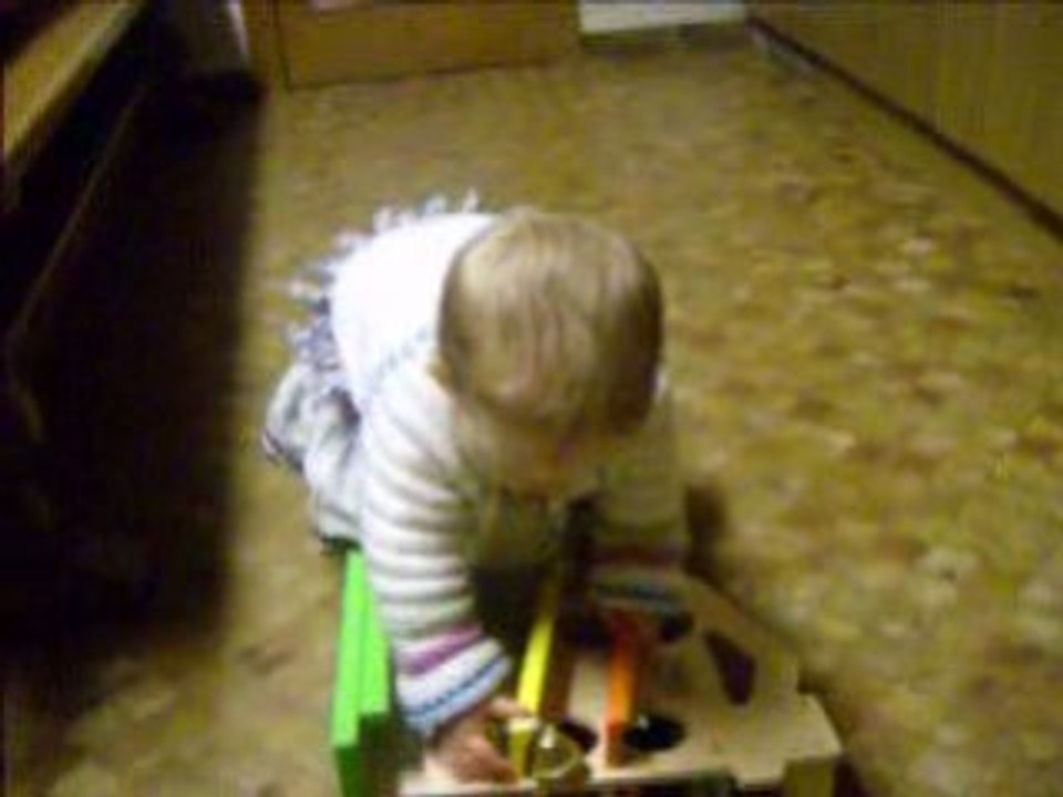 Manon se met debout