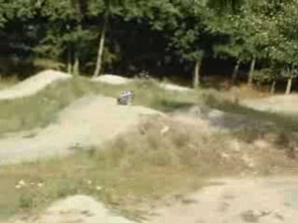 Esavage big jumps sur le terrain BmX st Martin le beau (37)