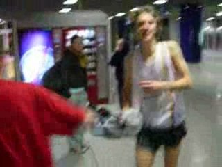 Boucle d'or contre Remy a la gare devant la foule en delire