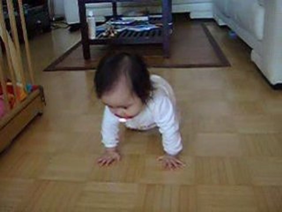 salomé qui marche à 4 pattes pour la 1ère fois