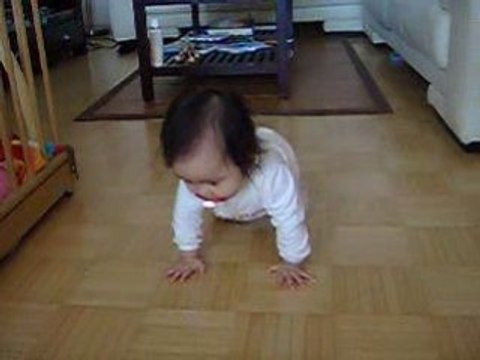 salomé qui marche à 4 pattes pour la 1ère fois