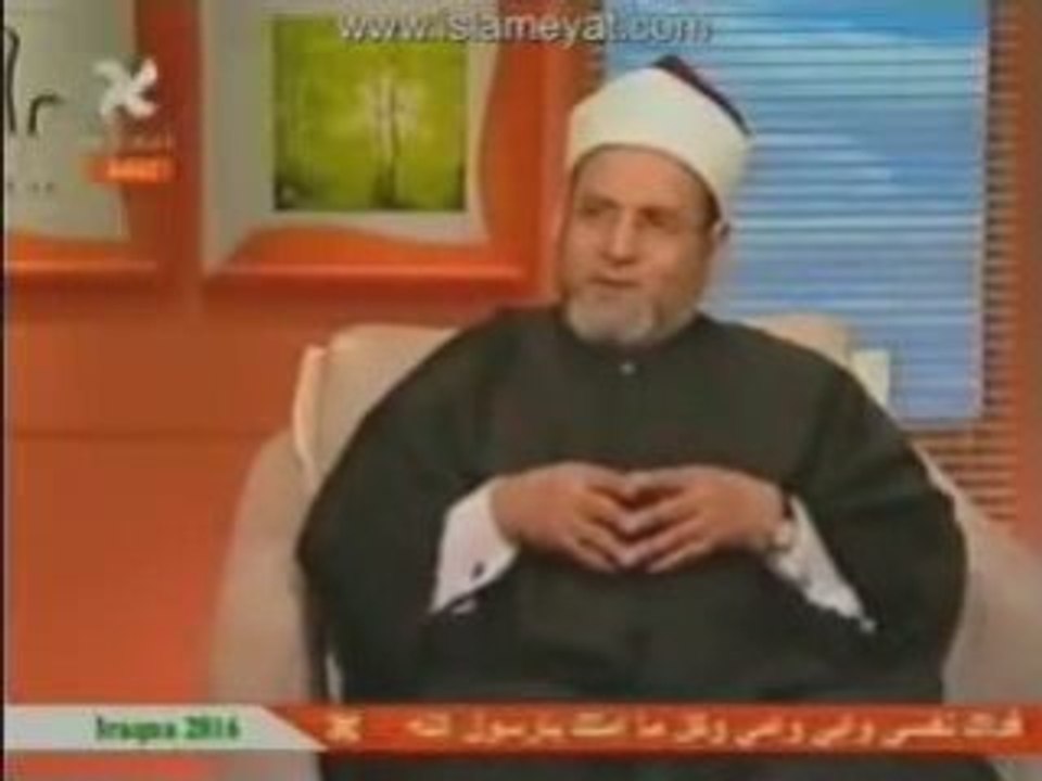 مصرية تستخدم فتحة المهبل للكتابة