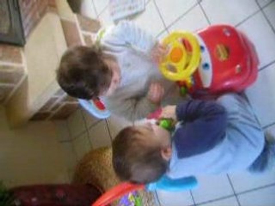 Gabriel et Emma jouent