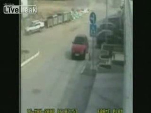 semi-remorque s'enfonce sur les voitures