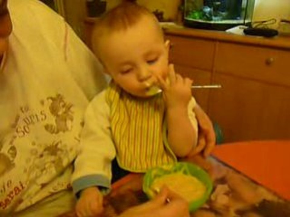 Je mange tout seul ! (enfin j'essaye lol !)