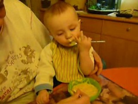 Je mange tout seul ! (enfin j'essaye lol !)