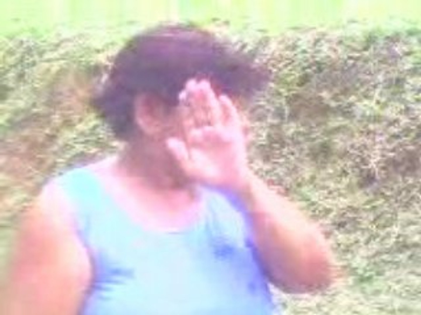 Minha Mãe Limpando o Quintal
