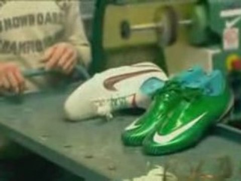 La fabrication des chaussures des stars du football