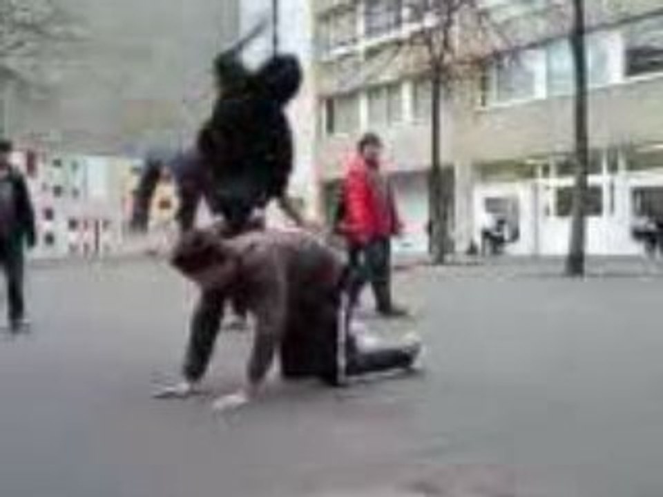 P boys Salto avant dans la cour du bahut