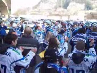 Supporters martin devant patinoire