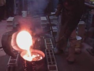 Pascal Vaussanvin, sculpteur à Montceau, coule un bronze