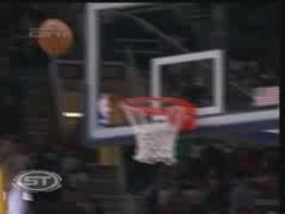 LeBron James MONSTER Put-back Dunk (1.16.08)