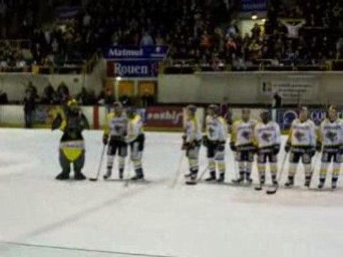 Communion joueurs rouen et public