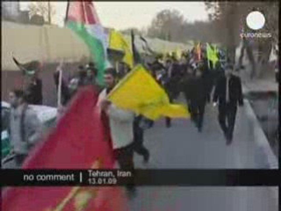 Iranian protesters burn Obama picture