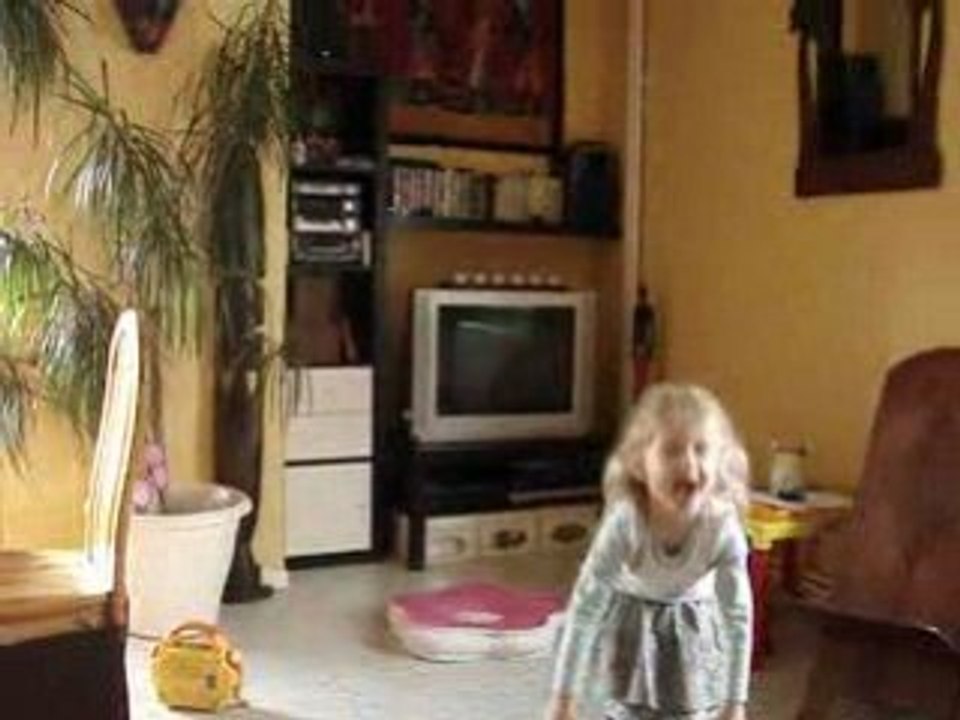 Hanaé danse et chante