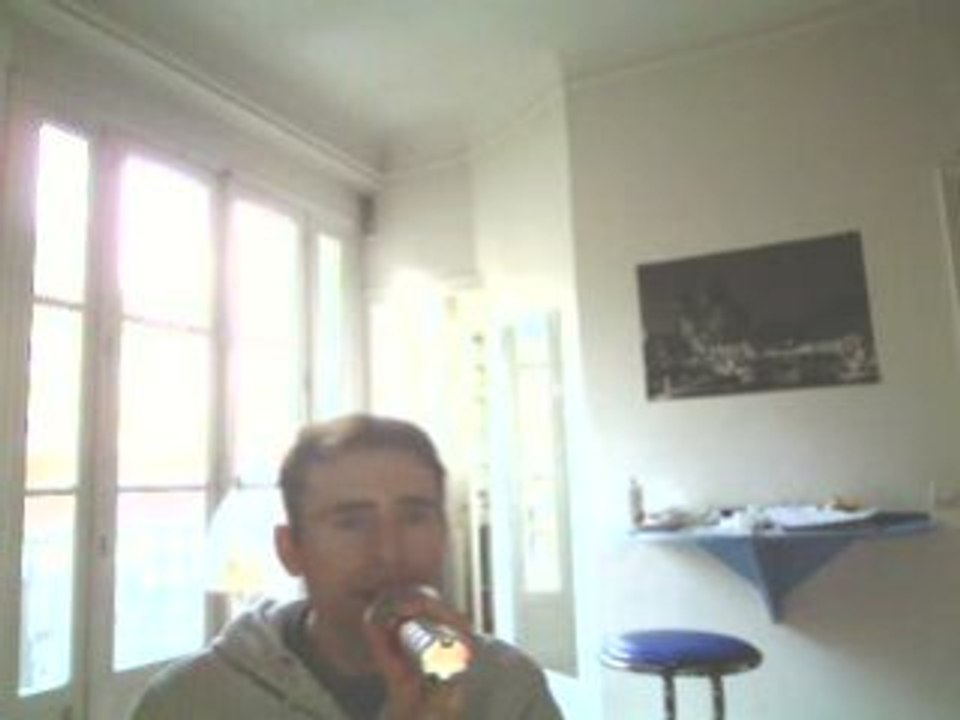 Wiwi égratigne "Regarde moi bien en face"