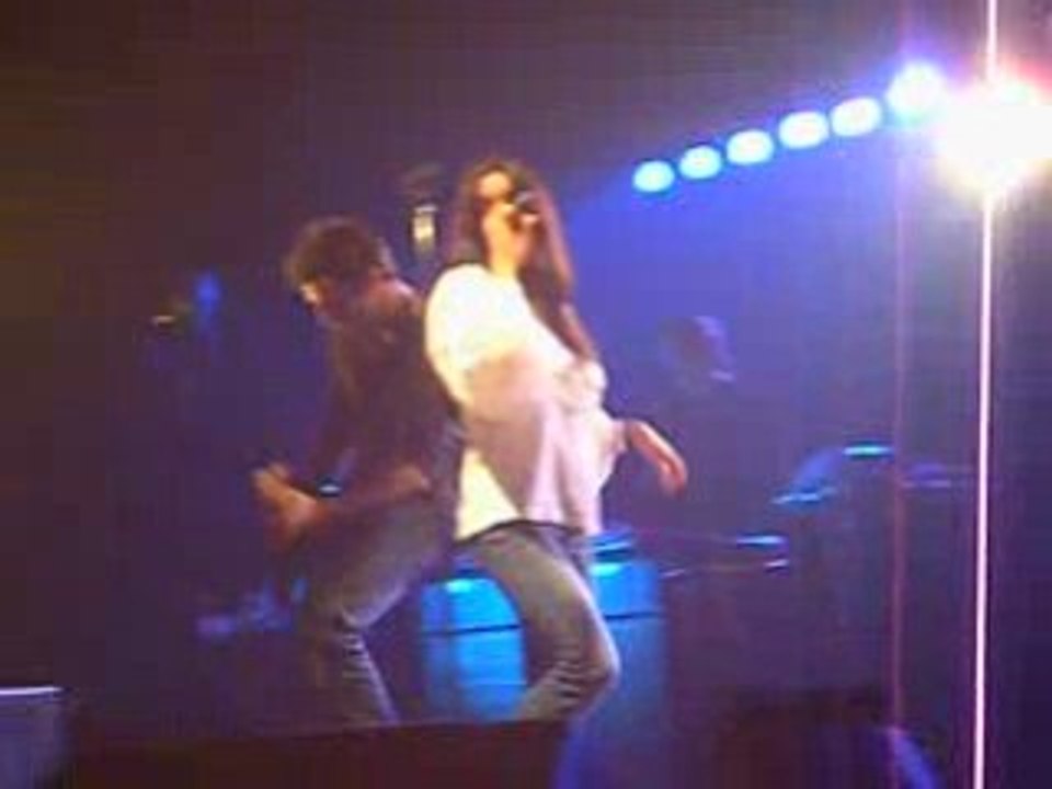 Jenifer chante Touche-moi à Albert