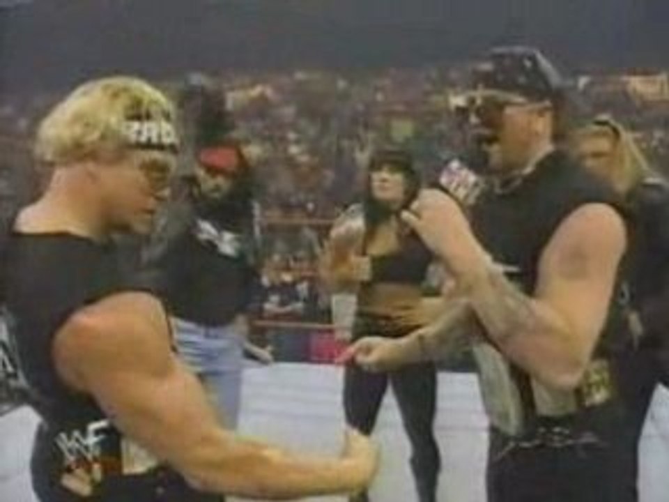 RAW is WAR 06/04/98 - DX in ring - Parte 3