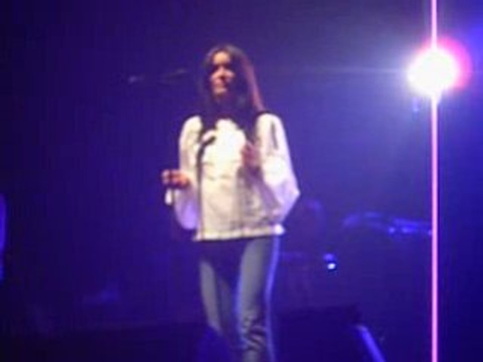 Jenifer chante Attention douleur fraîche à Albert