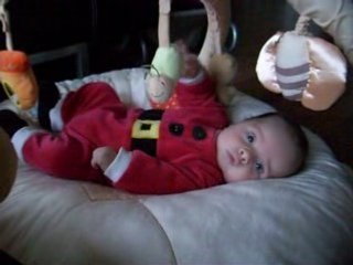 jade sur son tapis d'éveil