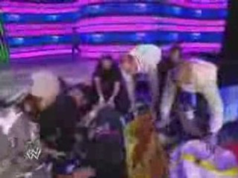 WWE Accident pyro (feux artfices) de Jeff Hardy à son entrée